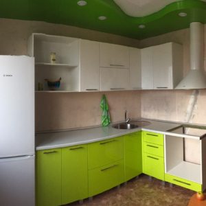 Кухня с пластика, цвет, белый и салатовый — Вариант № 21