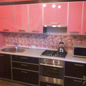 Кухня прямая, фасадами пластик, в алюминиевой рамке, цвет, розовый и черный глянец — Вариант № 8