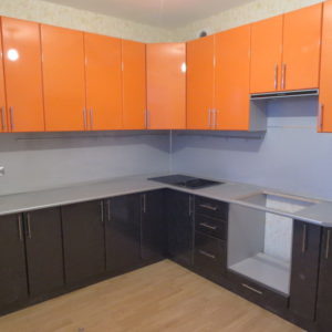 Кухня с пленкой пвх, угловая, цвет, апельсин и страйп черный - Вариант № 8