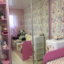 Шкаф-купе в детскую из лдсп розового с зеркальными дверями