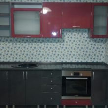 Кухня прямая черная с красным